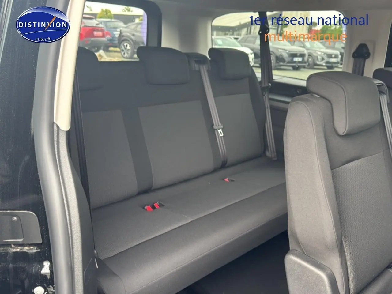 Vue intérieure côté droit sur la banquette arrière noire du FIAT Scudo Combi XL 2026 avec porte coulissante ouverte.