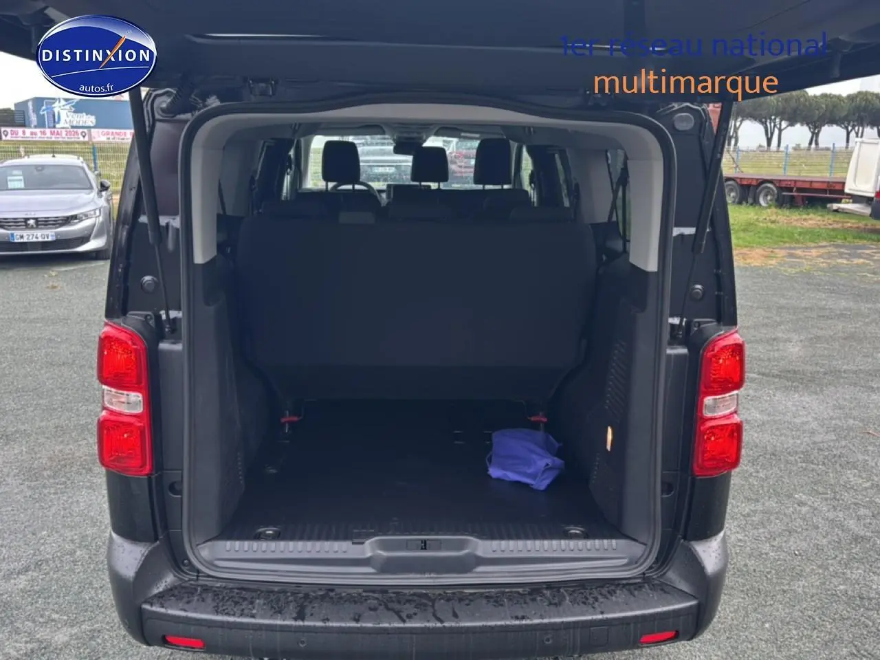 Vue arrière ouverte du FIAT Scudo Combi noir 2026, montrant l'espace de chargement et la 3ème banquette rabattue.