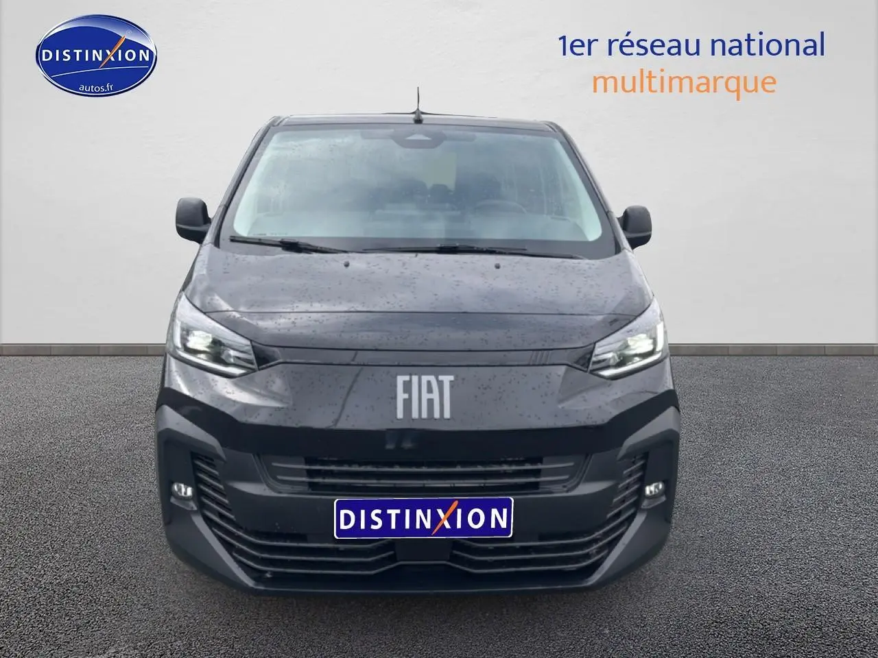 Vue avant d'un FIAT Scudo Combi noir 2026 avec phares allumés et logo FIAT bien visible.