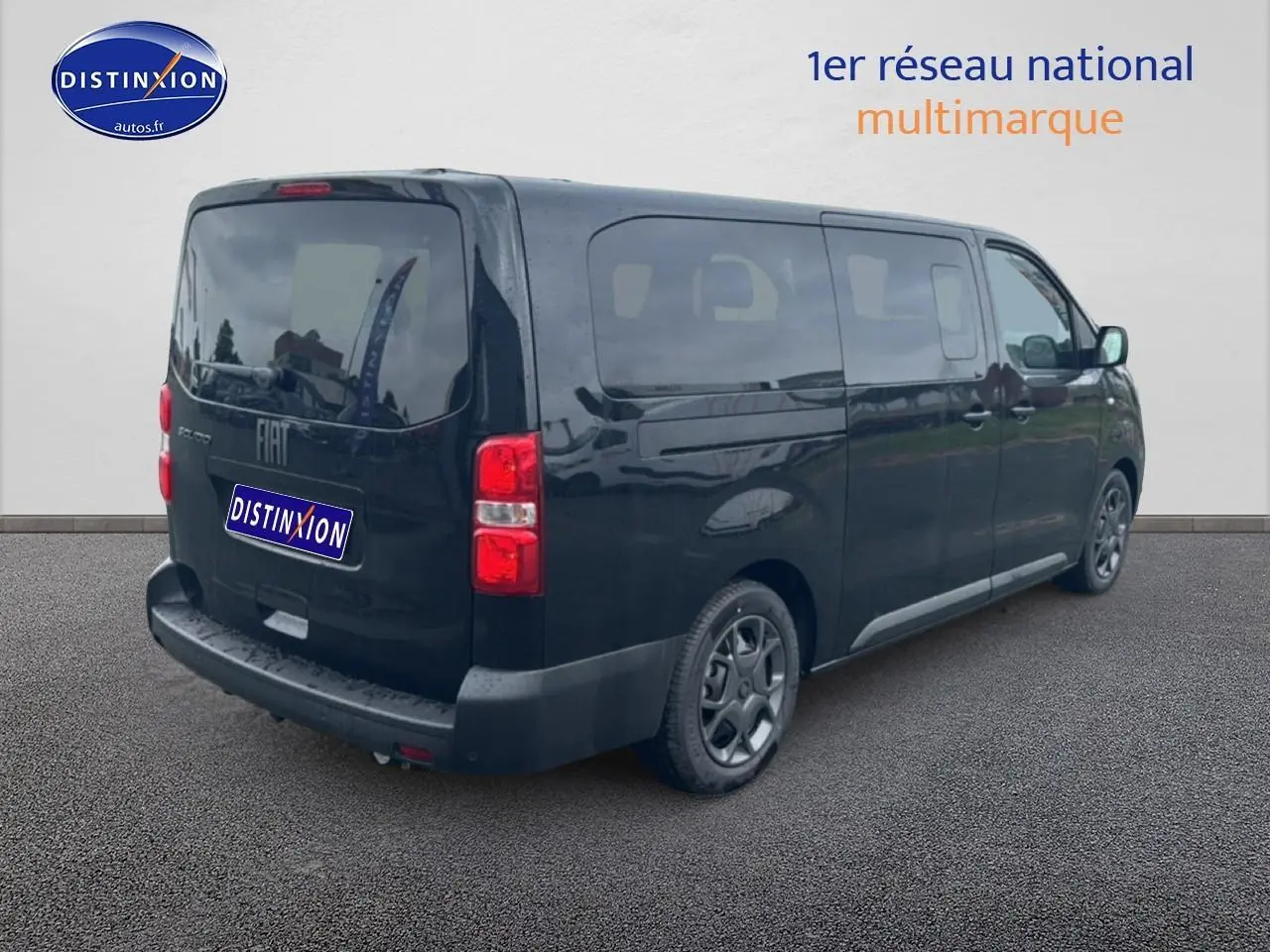 Vue 3/4 arrière droite d’un FIAT Scudo Combi noir avec portes coulissantes et vitres teintées.