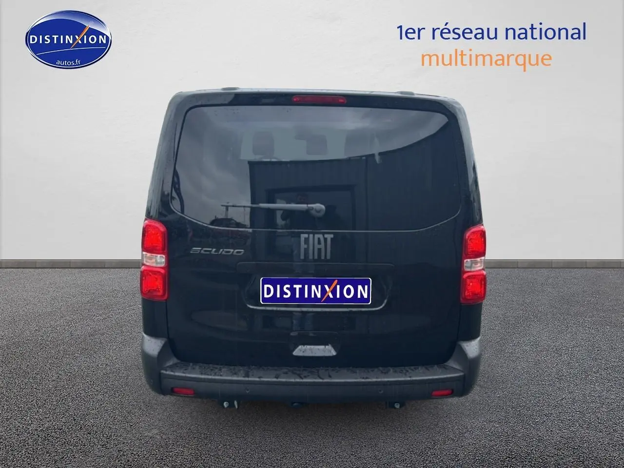 Vue arrière du FIAT Scudo Combi noir avec hayon et feux rouges visibles sur fond neutre.