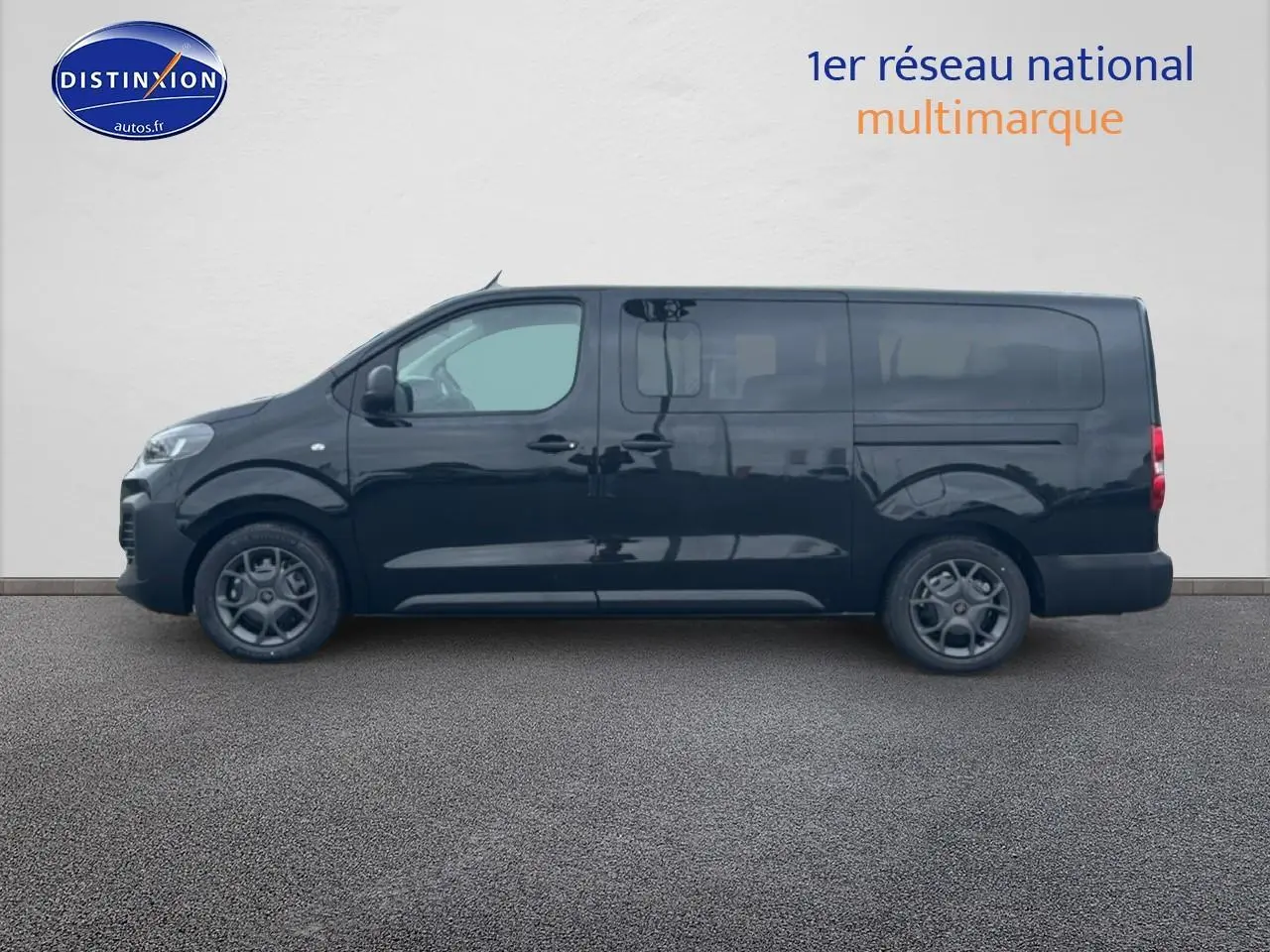Profil latéral gauche du FIAT Scudo Combi noir avec porte coulissante et jantes foncées visibles.