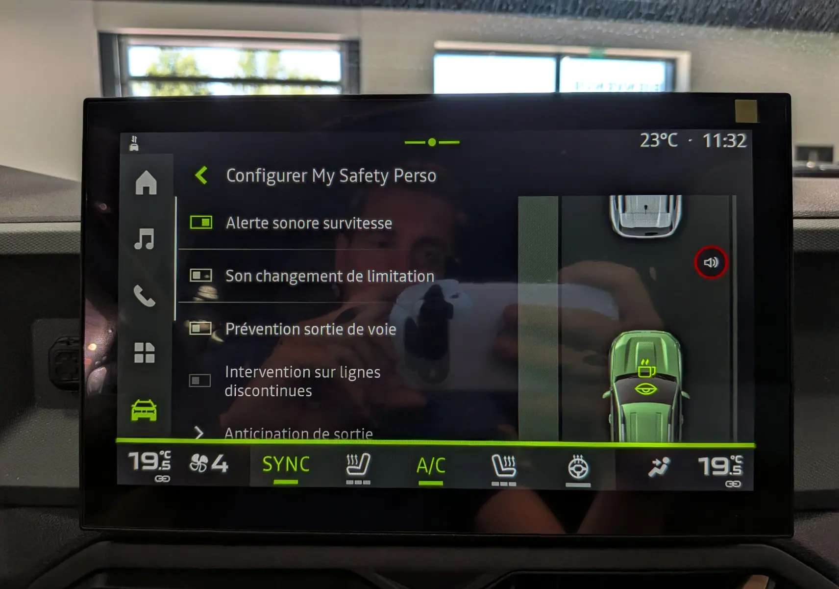 Écran tactile intérieur affichant les réglages de sécurité du Dacia Bigster Hybrid-G 150, vue frontale du tableau de bord.