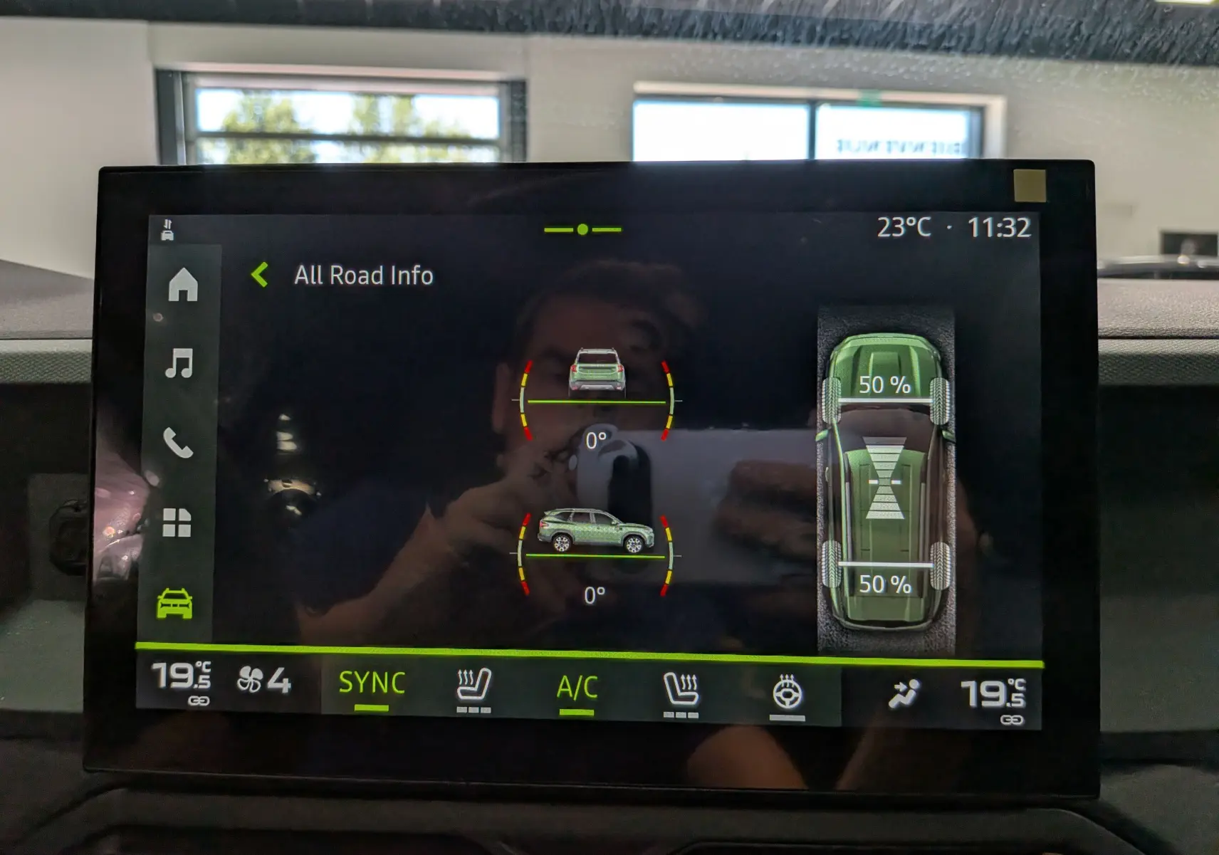 Écran tactile intérieur du Dacia Bigster Hybrid-G 150 4x4 montrant l'interface d'information tout-terrain.