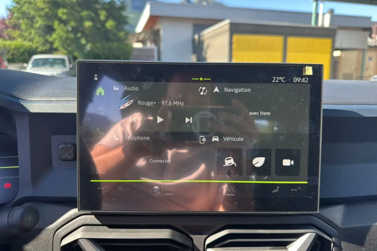 Écran tactile central du tableau de bord du Dacia Bigster 2025, affichant la navigation et l’audio.