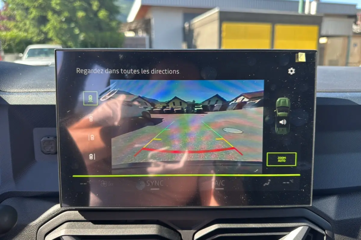 Écran central du Dacia Bigster TCE 130 4x4 montrant la caméra multiview avec vue arrière et guidage de recul.