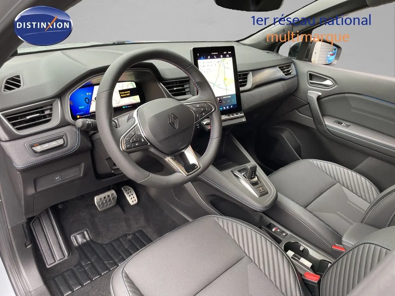 Vue intérieure côté conducteur du Renault Symbioz gris Rafale Métal, avec tableau de bord digital et écran tactile vertical.