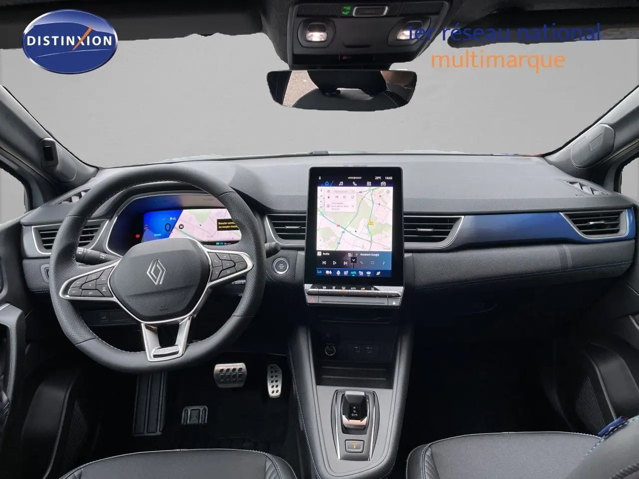Vue intérieure avant du tableau de bord du Renault Symbioz gris Rafale Métal avec écran tactile central et volant multifonction.
