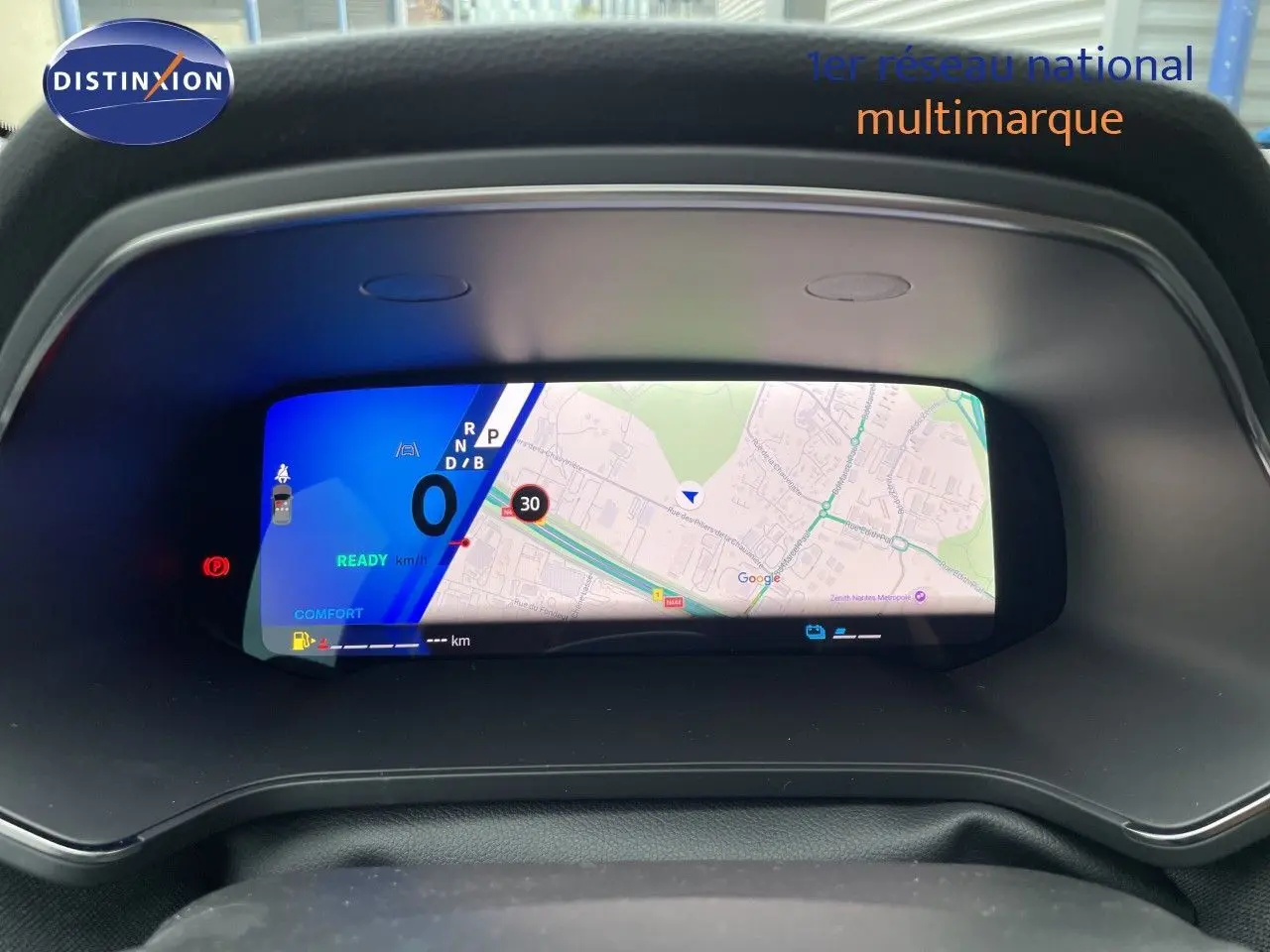 Affichage numérique du tableau de bord Renault Symbioz 2026 avec navigation et indicateurs de conduite en vue frontale.