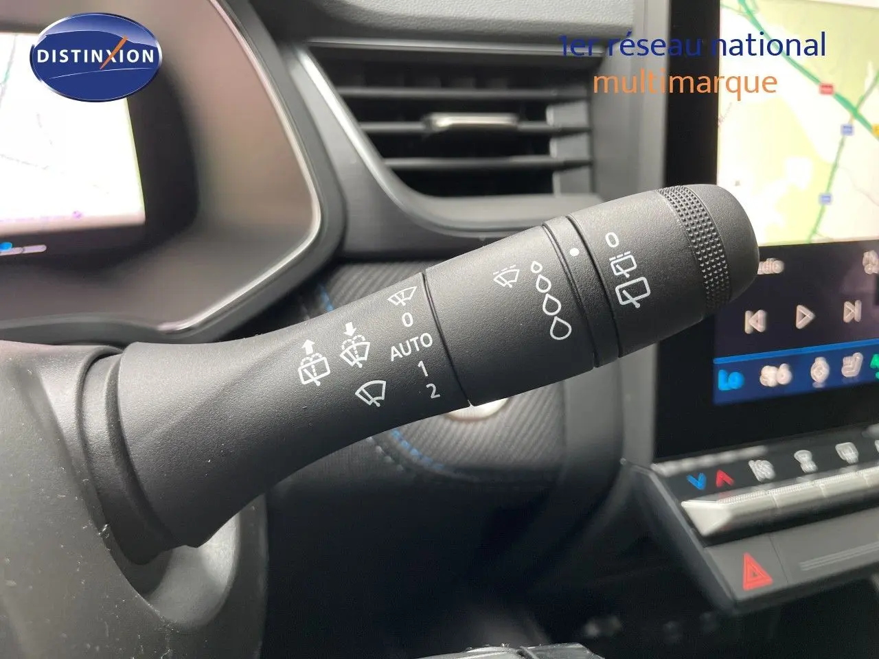 Gros plan sur la commande des essuie-glaces dans l’habitacle du Renault Symbioz gris Rafale Métal, avec écran tactile en arrière-plan.