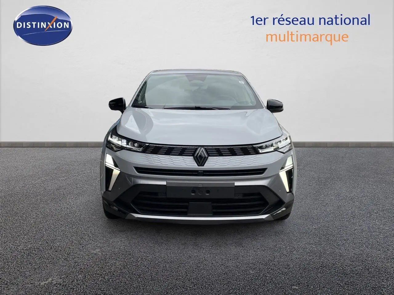 Renault Symbioz gris Rafale métal, vue de face, mettant en valeur ses phares LED et sa calandre moderne.