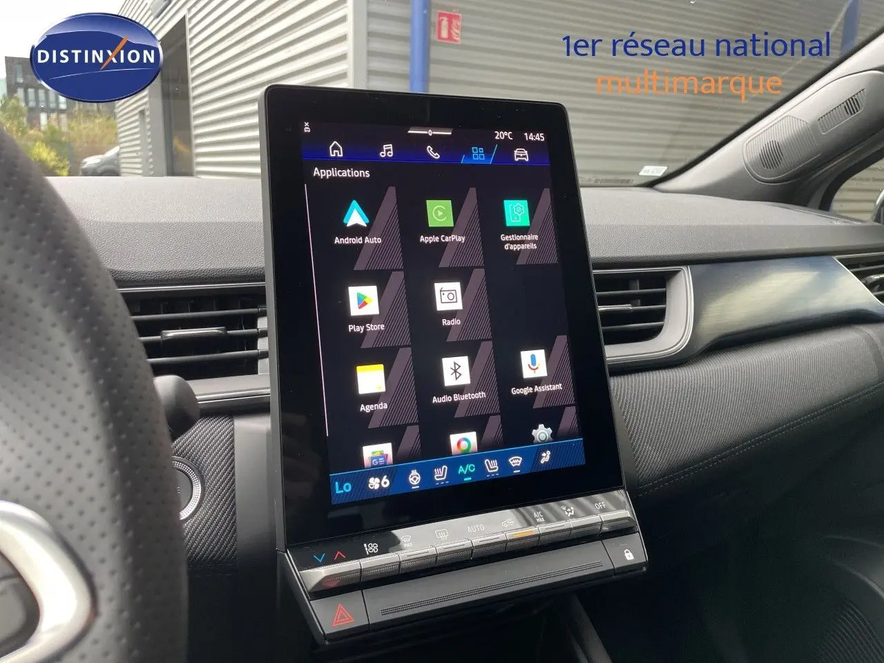 Vue intérieure centrée sur l’écran tactile vertical du tableau de bord du Renault Symbioz gris Rafale Métal.