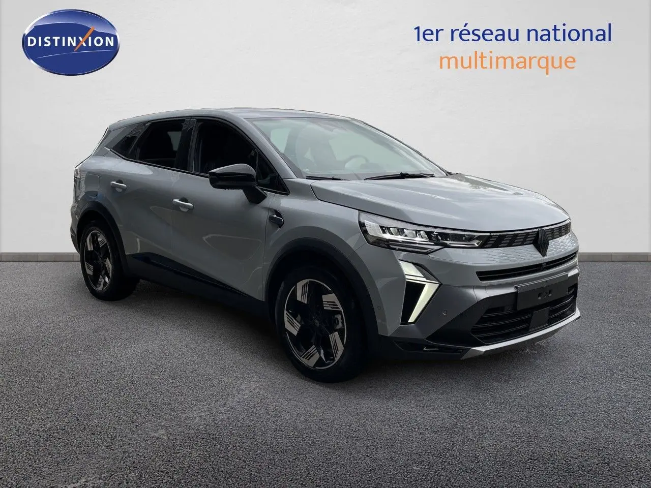 Renault Symbioz 2026 gris Rafale métal en 3/4 avant droit, avec feux LED et jantes noires distinctives.