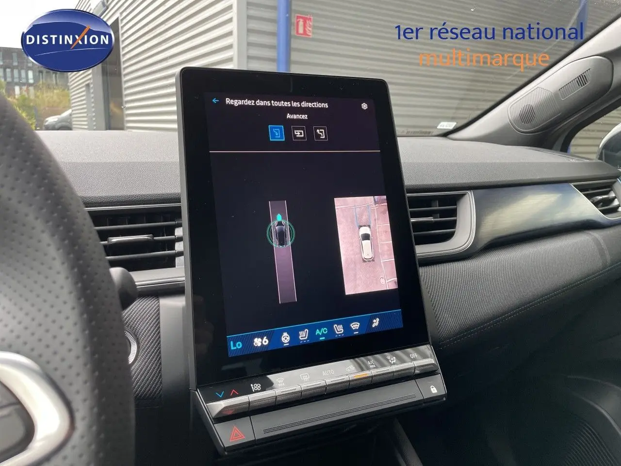 Vue intérieure du tableau de bord de la Renault Symbioz gris Rafale, avec écran tactile central affichant la caméra 360°.
