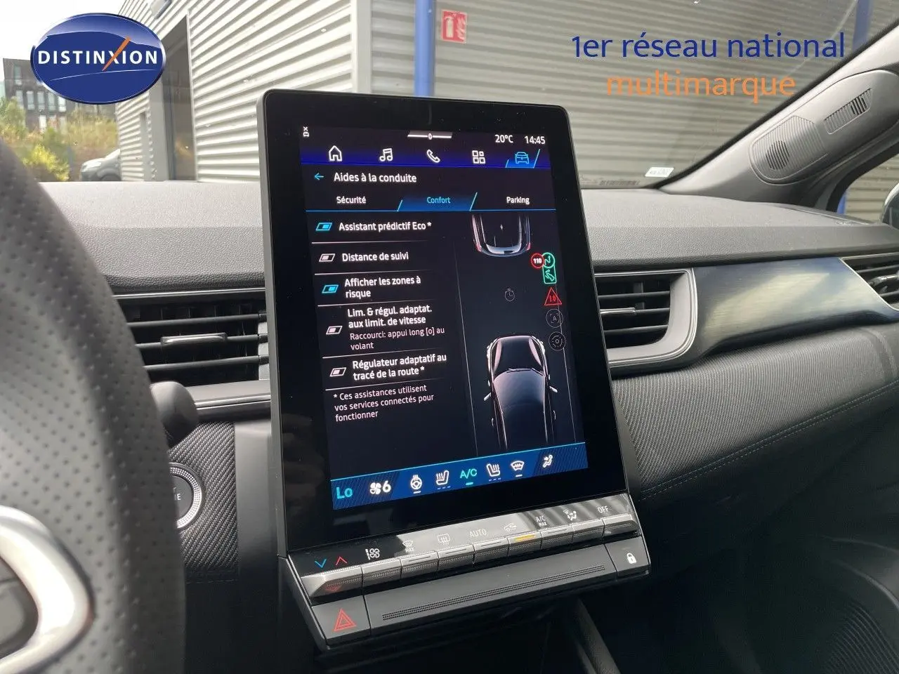 Vue intérieure centrée sur l'écran tactile vertical du tableau de bord du Renault Symbioz gris Rafale Metal, affichant les aides à la conduite.