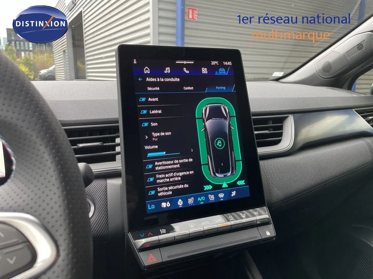 Vue intérieure centrée sur l'écran tactile du tableau de bord du Renault Symbioz gris Rafale Metal, affichant les aides à la conduite.