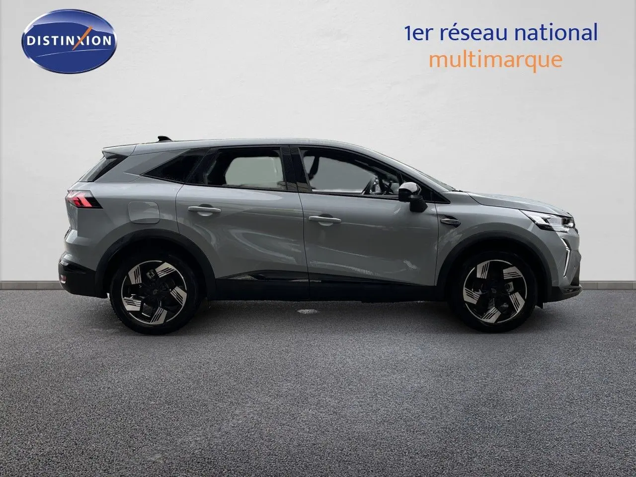 Profil droit du Renault Symbioz gris rafale métal 2026, avec jantes noires et détails modernes contrastés.