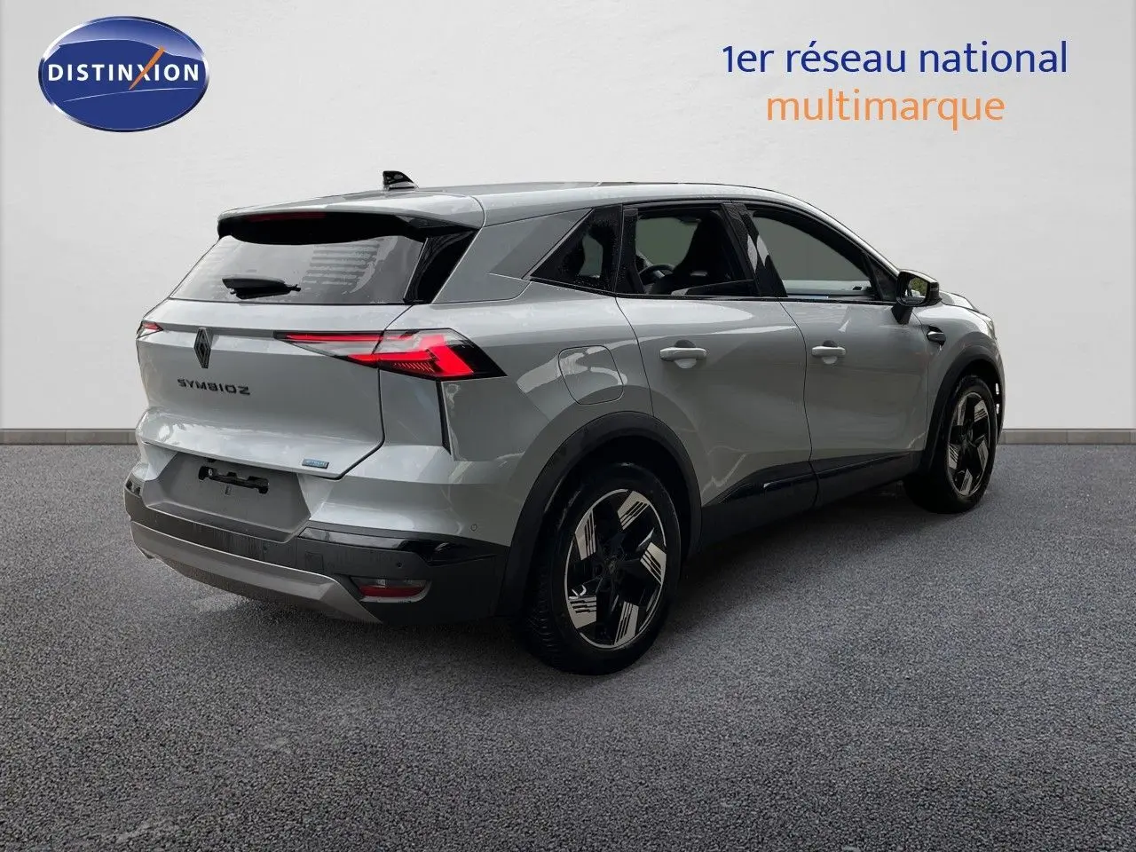 Vue 3/4 arrière droite du Renault Symbioz gris Rafale métal avec feux arrière LED et jantes bicolores.