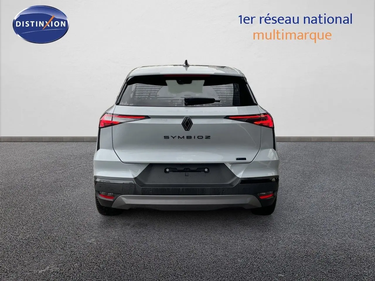 Vue arrière d'une Renault Symbioz gris rafale métal 2026 avec feux LED étirés et plaque Zero KM visible.