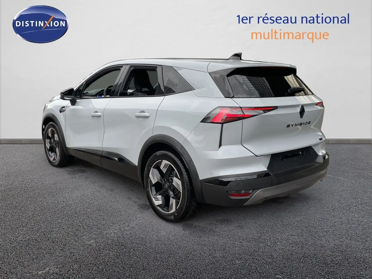 Vue 3/4 arrière droite d'un Renault Symbioz gris Rafale métal avec feux LED et jantes bi-ton distinctives.