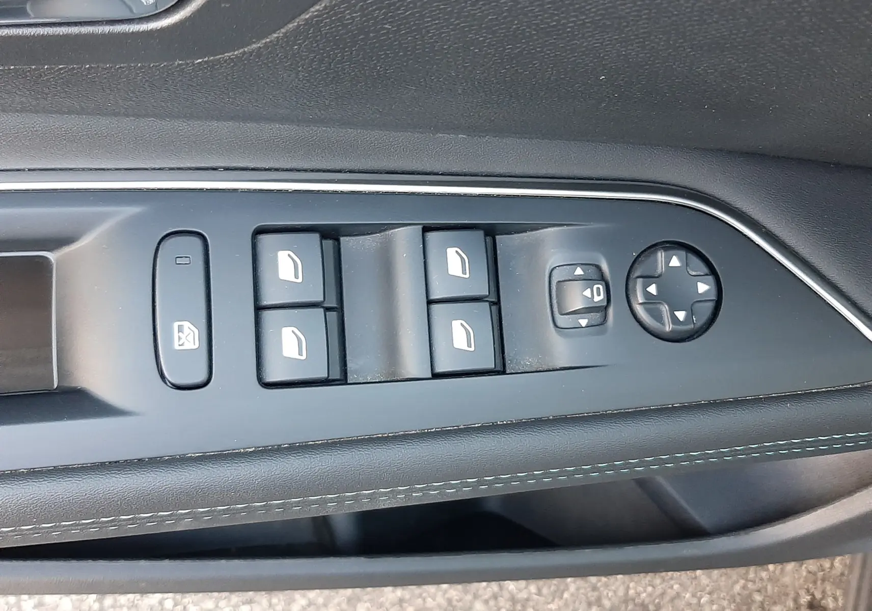 Panneau de commandes des vitres et rétroviseurs côté gauche intérieur d'un Peugeot 3008 gris platinium 2023.