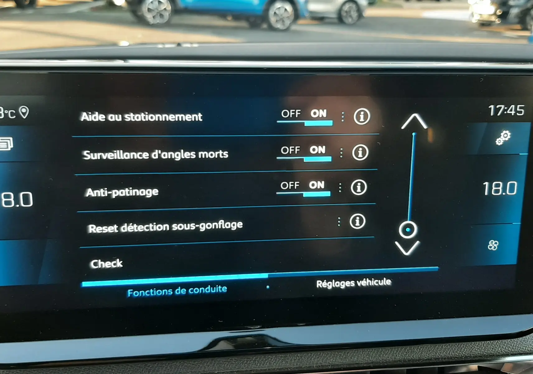 Écran tactile intérieur du Peugeot 3008 2023 montrant les réglages d’aide à la conduite et la climatisation.