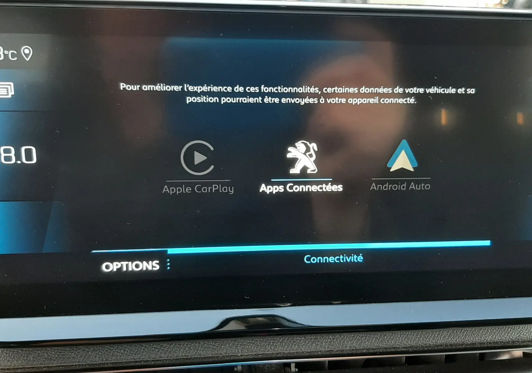 Écran tactile central du Peugeot 3008 2023 montrant les options de connectivité Apple CarPlay et Android Auto.