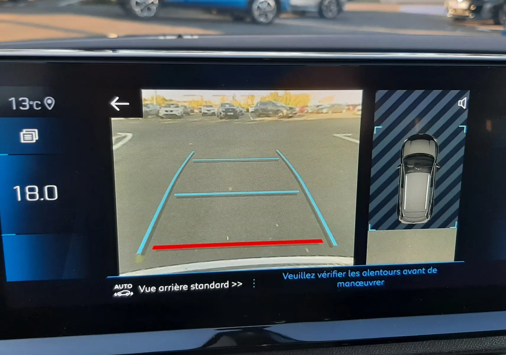 Affichage de la caméra de recul et vue 360° du Peugeot 3008 gris platinium, avec lignes de guidage visibles à l'écran.