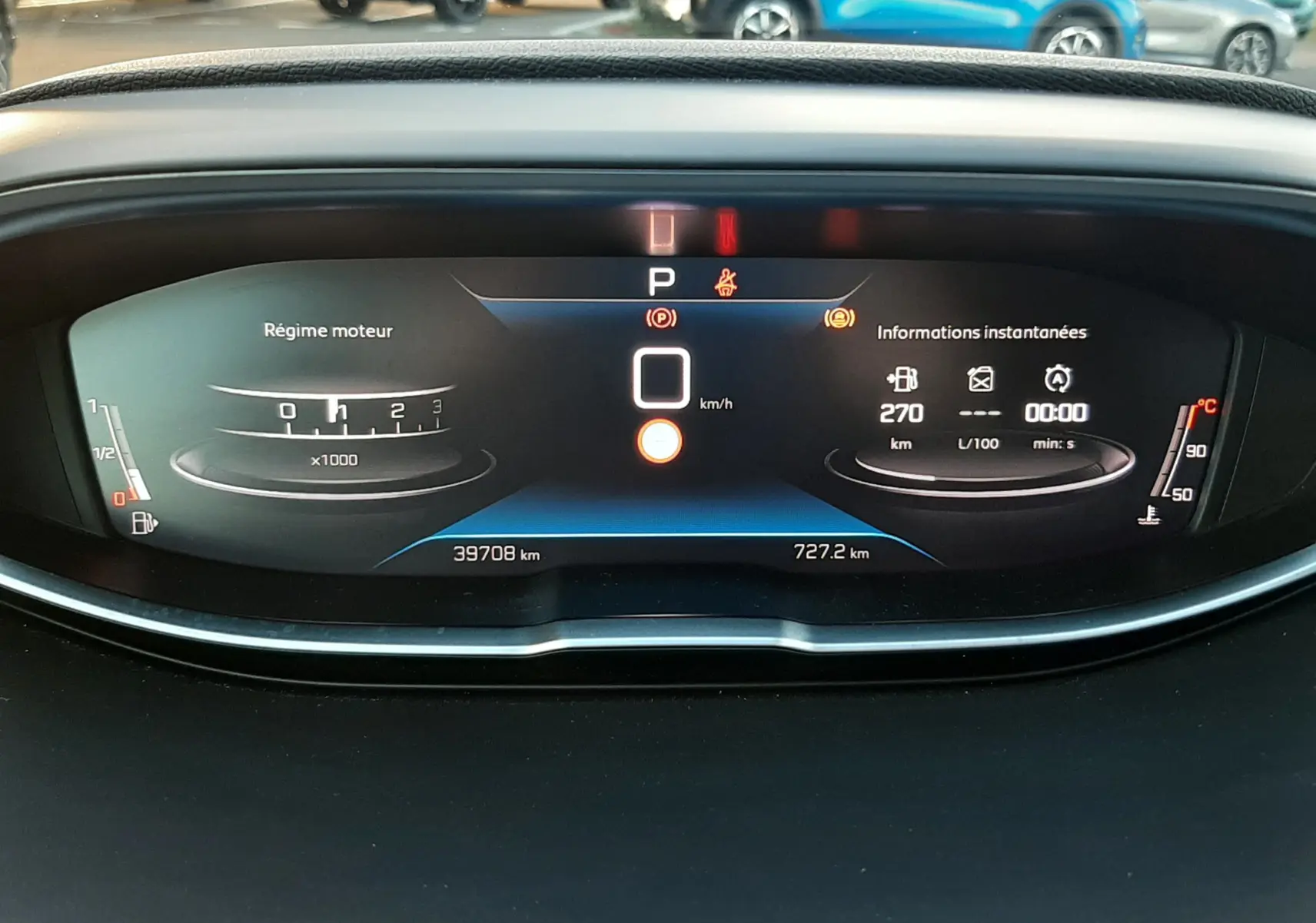 Tableau de bord numérique du Peugeot 3008 gris platinium, affichant vitesse à 0 km/h et compteurs moteur et kilométrage.