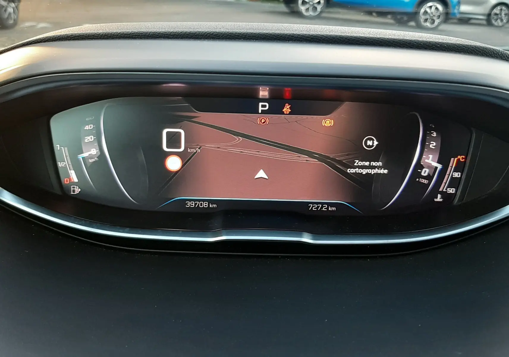 Tableau de bord numérique du Peugeot 3008 2023, affichant la vitesse à 0 km/h et une carte de navigation.