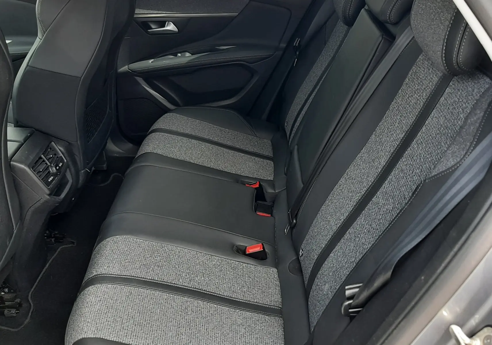 Vue intérieure côté droit des sièges arrière gris et tissu noir du Peugeot 3008 2020 finition Allure.