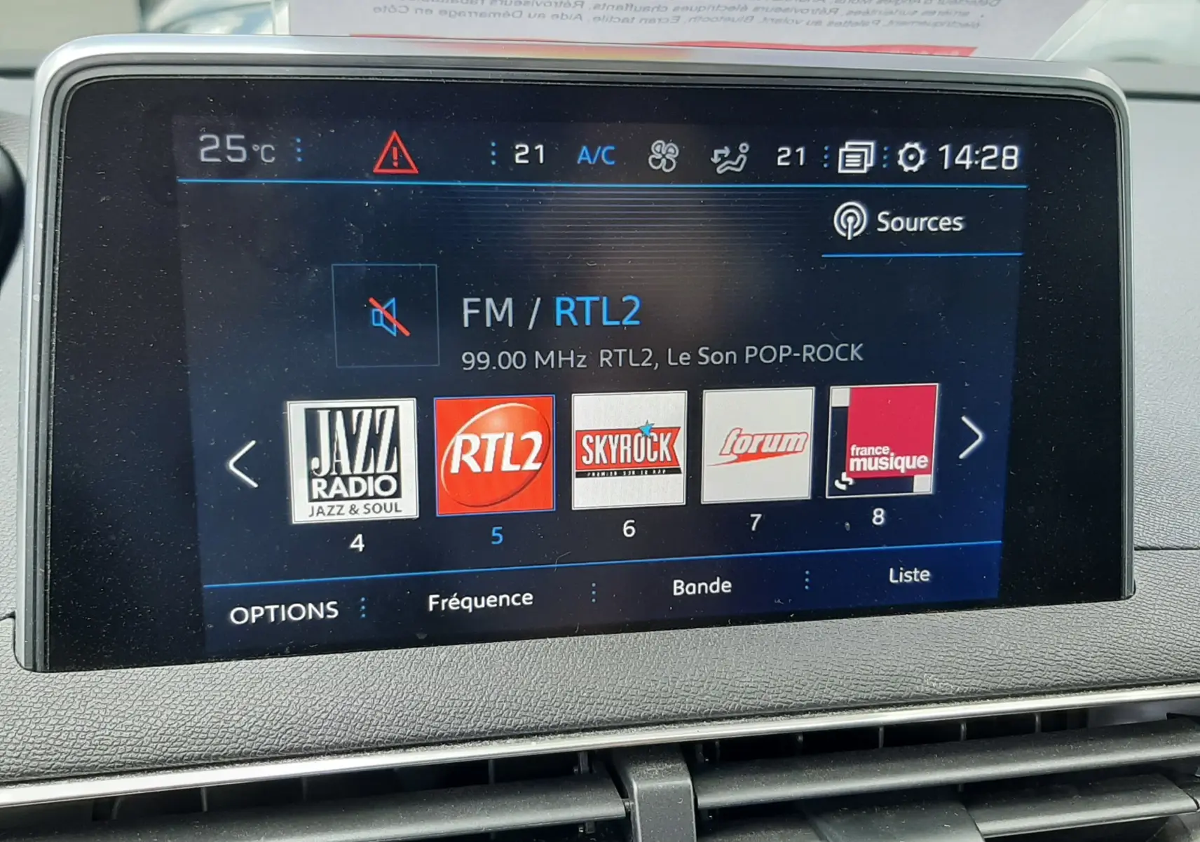 Écran tactile central du Peugeot 3008 gris 2020 affichant les stations radio FM avec ventilation en dessous