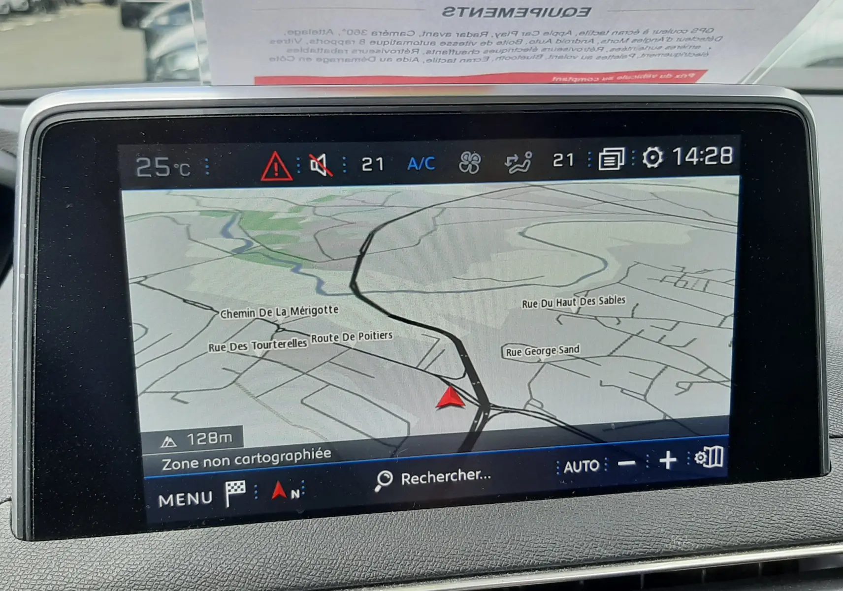 Écran tactile du GPS de la Peugeot 3008 gris 2020 affichant une carte routière et la température intérieure.