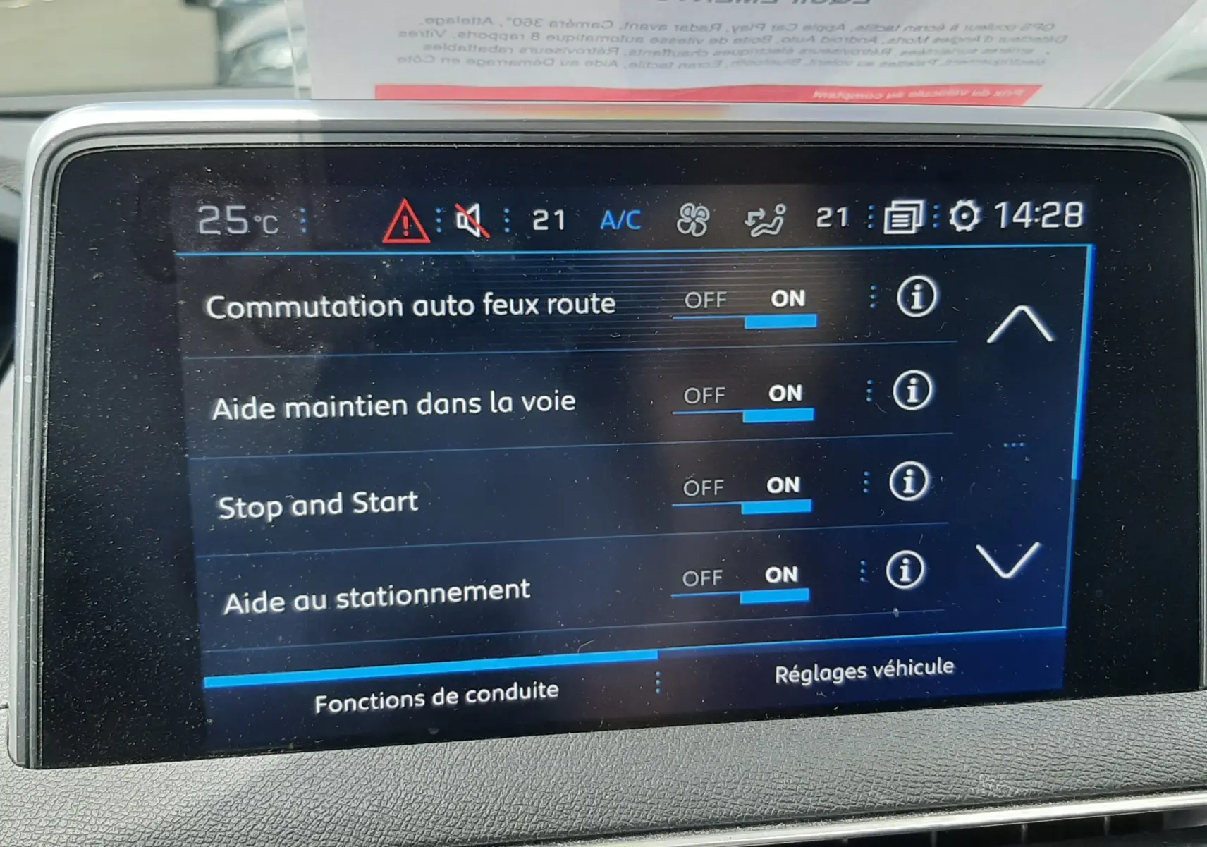 Écran tactile intérieur du Peugeot 3008 2020 montrant les réglages d'aides à la conduite avec interface moderne.
