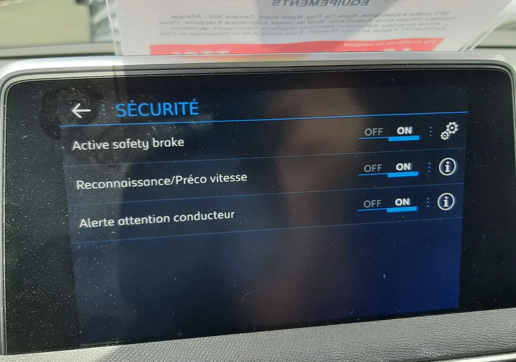 Écran central tactile du Peugeot 3008 2020 affichant les réglages de sécurité activés, vue rapprochée intérieure.