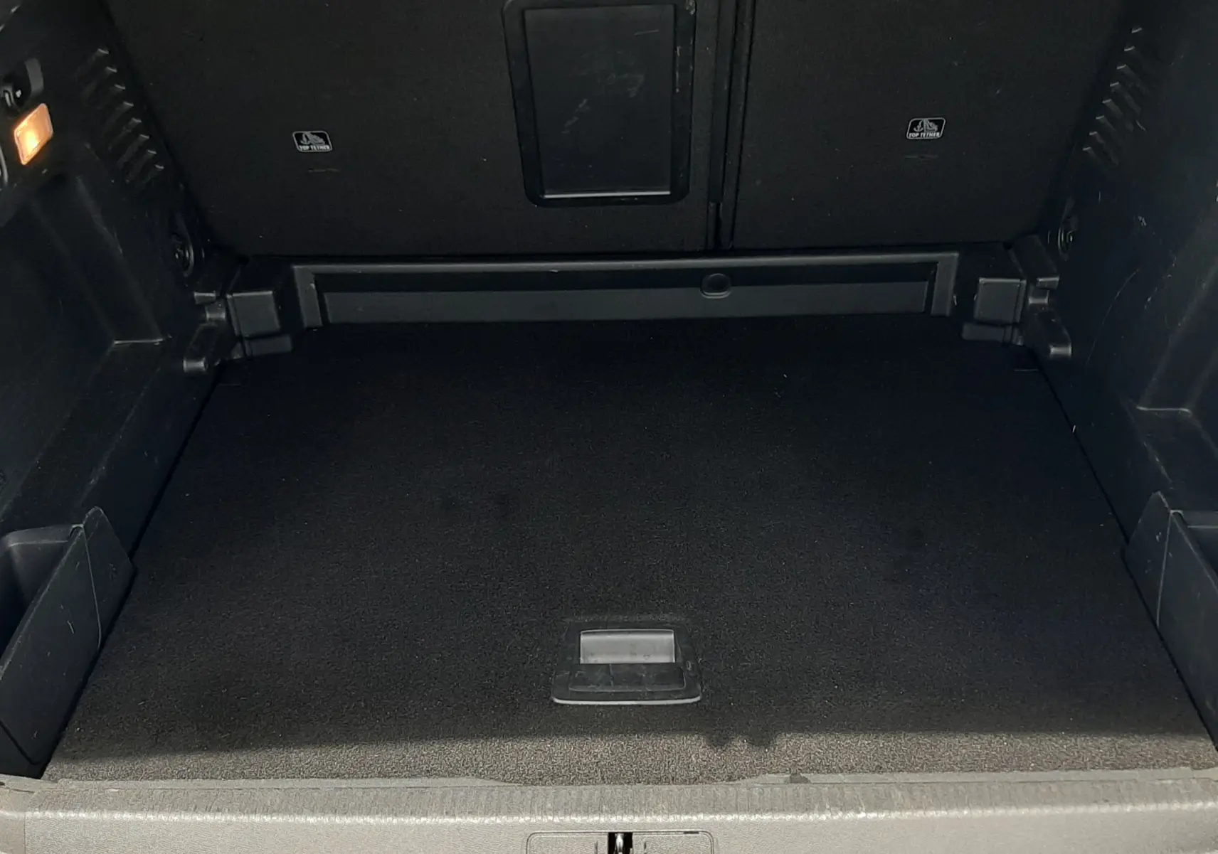 Coffre ouvert du Peugeot 3008 gris 2020, vue intérieure montrant un espace de chargement propre et bien agencé.