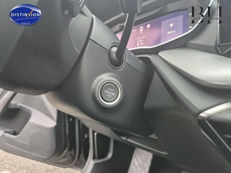 Gros plan sur le bouton Start/Stop moteur noir dans l'habitacle de la Skoda Octavia Combi 2024.