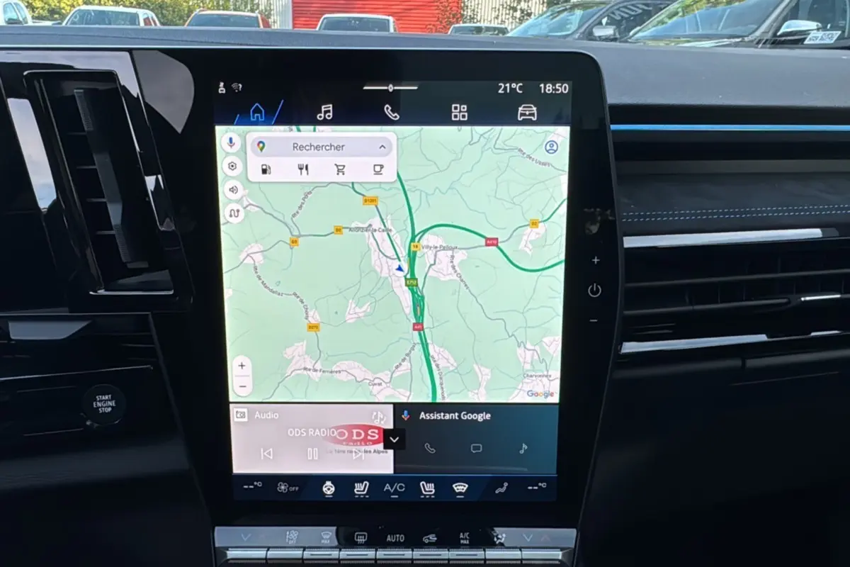 Écran tactile central du Renault Austral New 200 Esprit Alpine 2025, affichant la navigation GPS en intérieur noir étoilé.