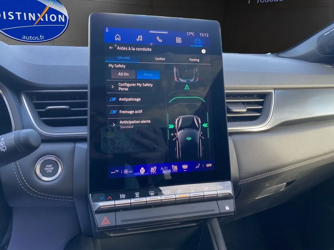 Écran tactile central du tableau de bord du Renault Symbioz noir étoile, affichant les aides à la conduite.