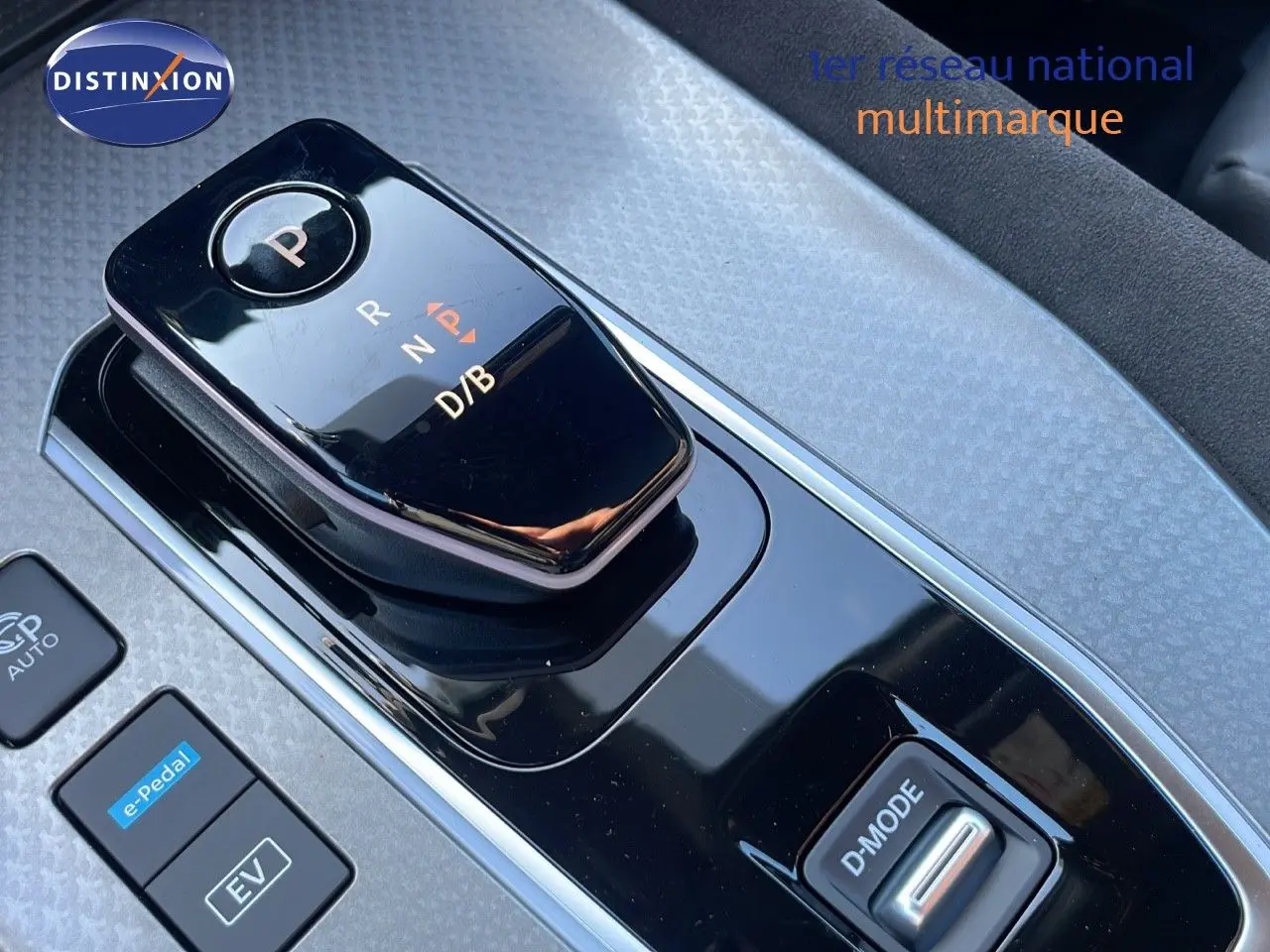 Le levier de vitesses automatique noir brillant du Nissan Qashqai 1.5 VCT E-POWER 2025, vue rapprochée intérieure.
