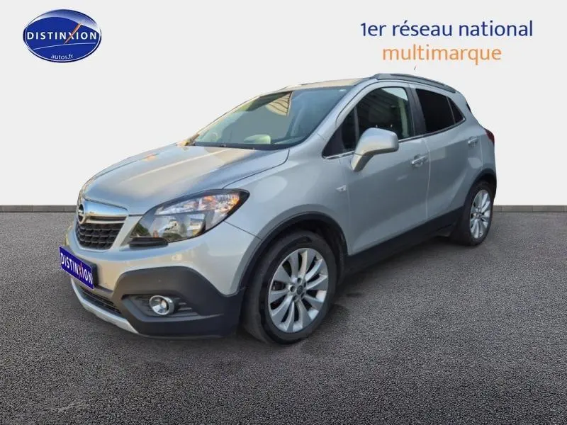 Opel Mokka gris astéroïde vue 3/4 avant droit, avec calandre chromée et jantes alu visibles.
