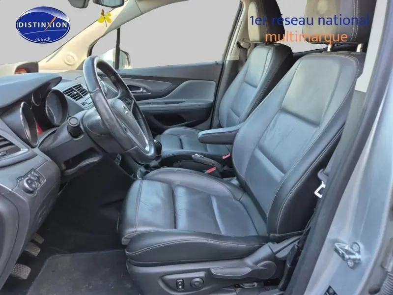 Intérieur avant droit de l'Opel Mokka 2016 avec sièges cuir Cocoa/Saddle et volant multifonction cuir.