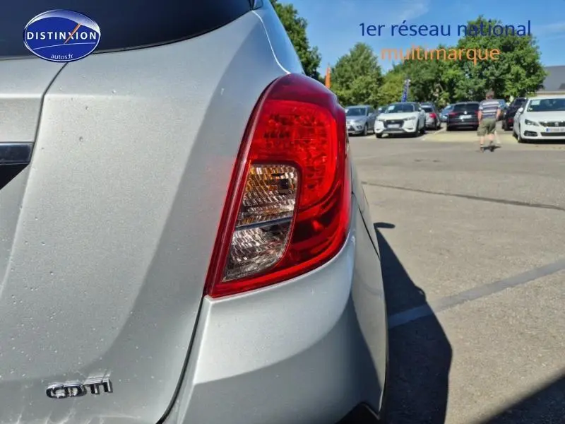 Gros plan sur le feu arrière droit gris astéroïde d'un Opel Mokka 1.6 CDTI 2016 en extérieur lumineux