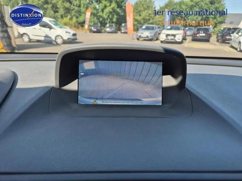 Écran central affichant la caméra de recul d'un Opel Mokka gris Astéroïde, vue intérieure du tableau de bord.