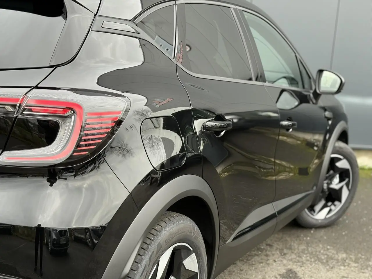 Vue 3/4 arrière droite du Renault Captur noir étoilé avec jantes aluminium 18 pouces Black Hole.
