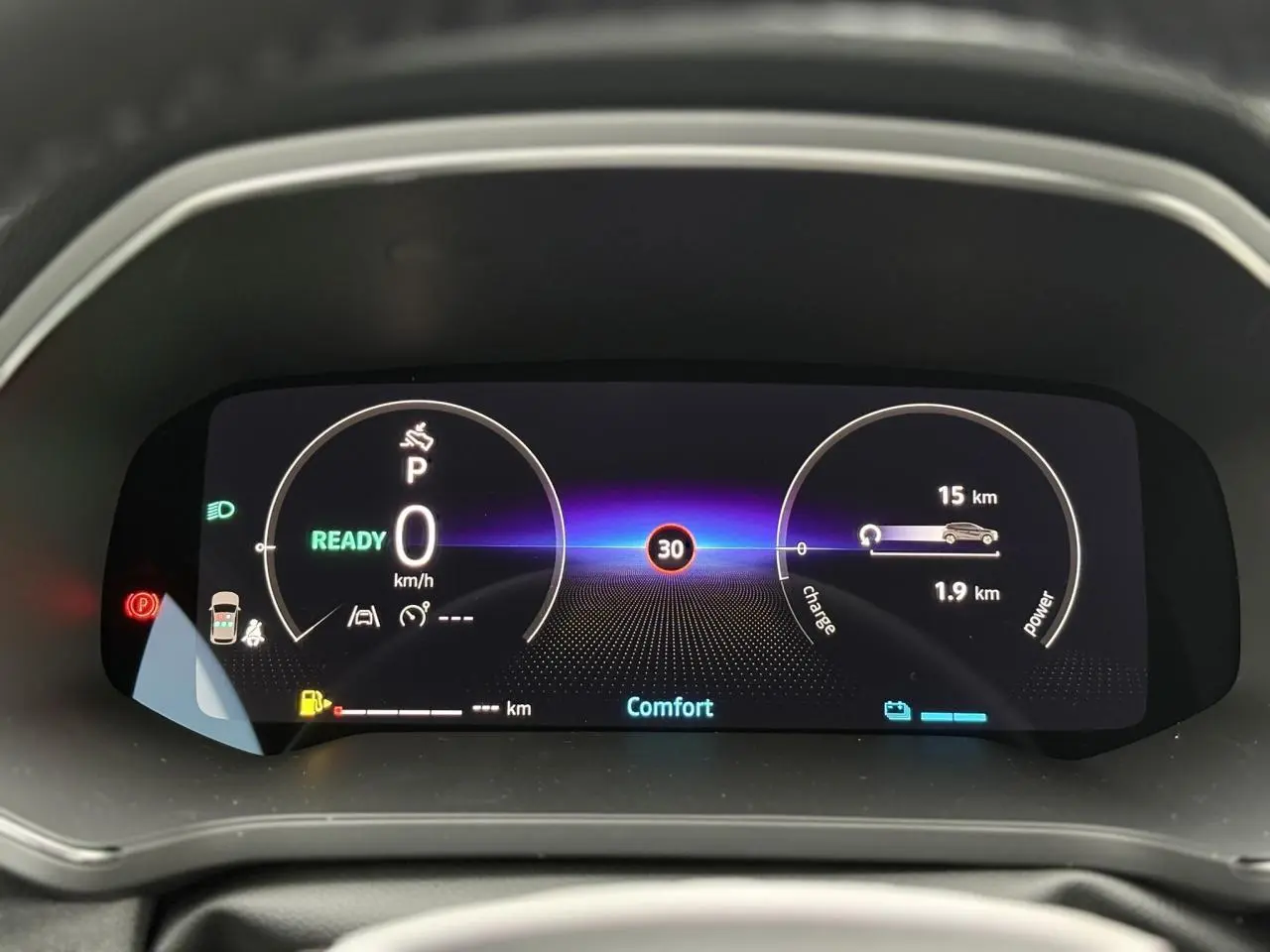 Tableau de bord numérique du Renault Captur 2025, affichage mode confort et indicateurs hybrides en vue frontale.