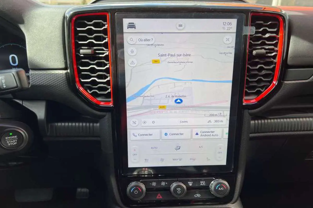 Vue rapprochée de la console centrale du Ford Ranger Raptor 2025, écran tactile vertical avec navigation et aérateurs rouges.