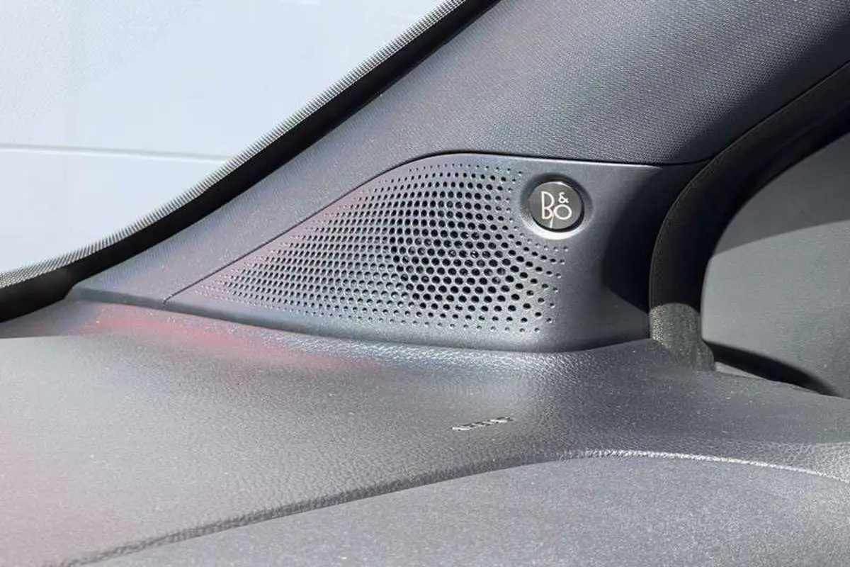 Gros plan sur l’enceinte B&O intégrée au tableau de bord côté gauche du Ford Ranger Raptor gris météore 2025.