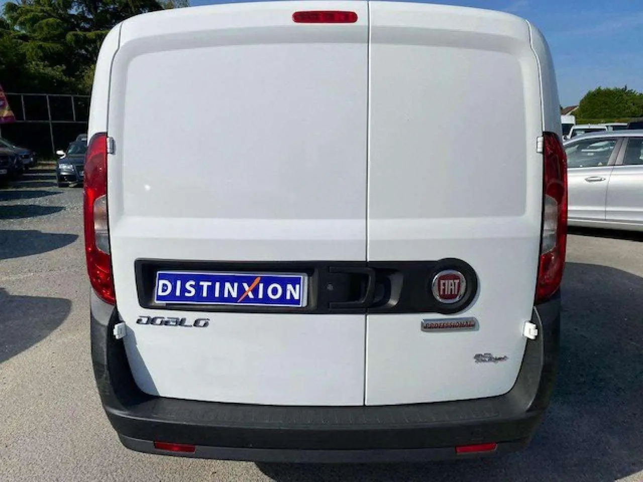Vue arrière d’un FIAT Doblo blanc de 2017 avec portes tôlées et pare-chocs noirs non peints.