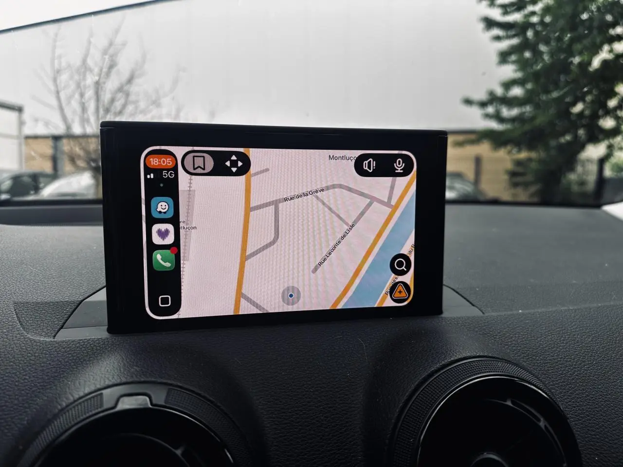 Écran central du tableau de bord d'un Audi Q2 1.6 TDI Business line 2017 affichant une carte de navigation.
